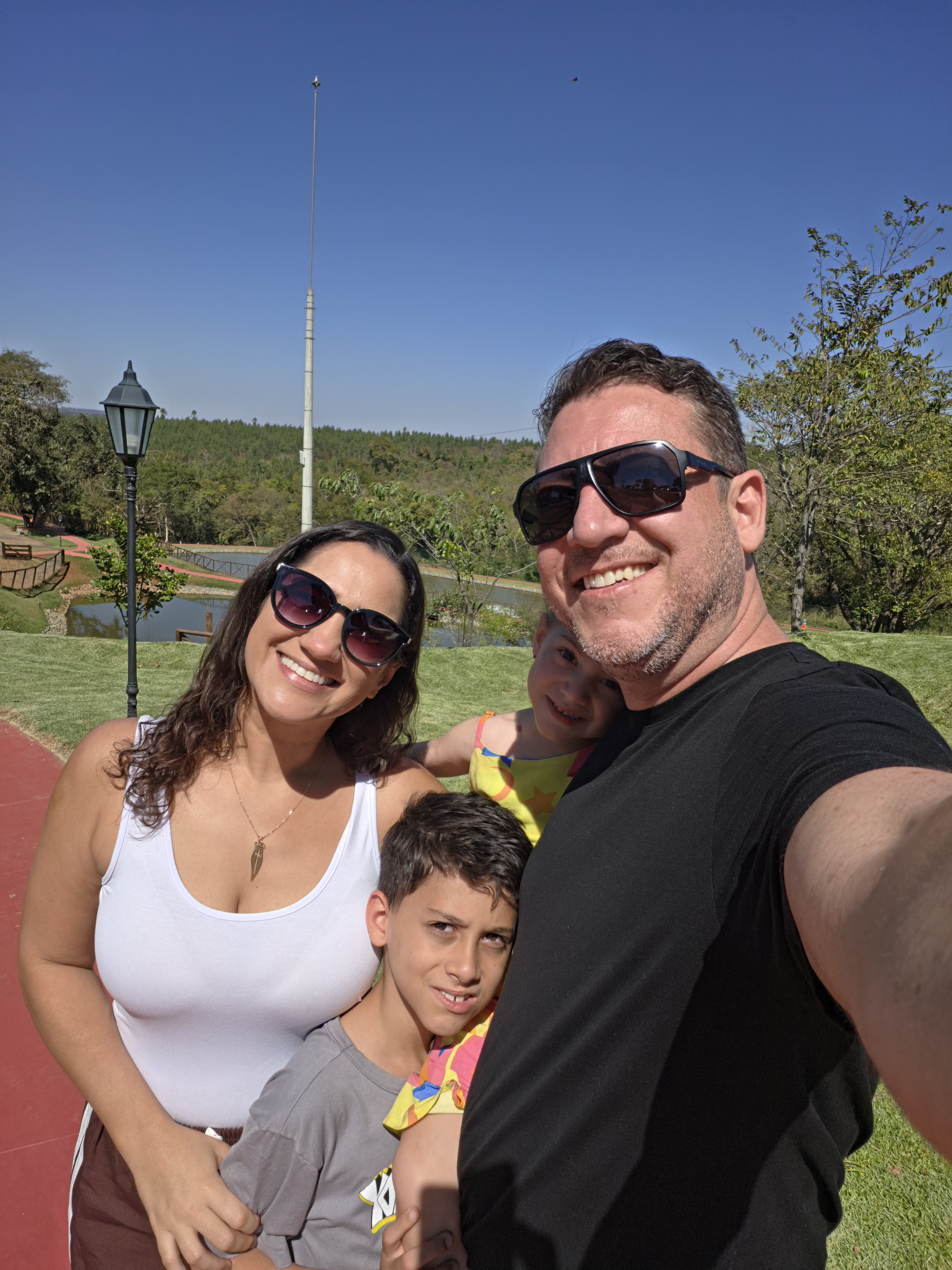 Roberio com a família em um passeio