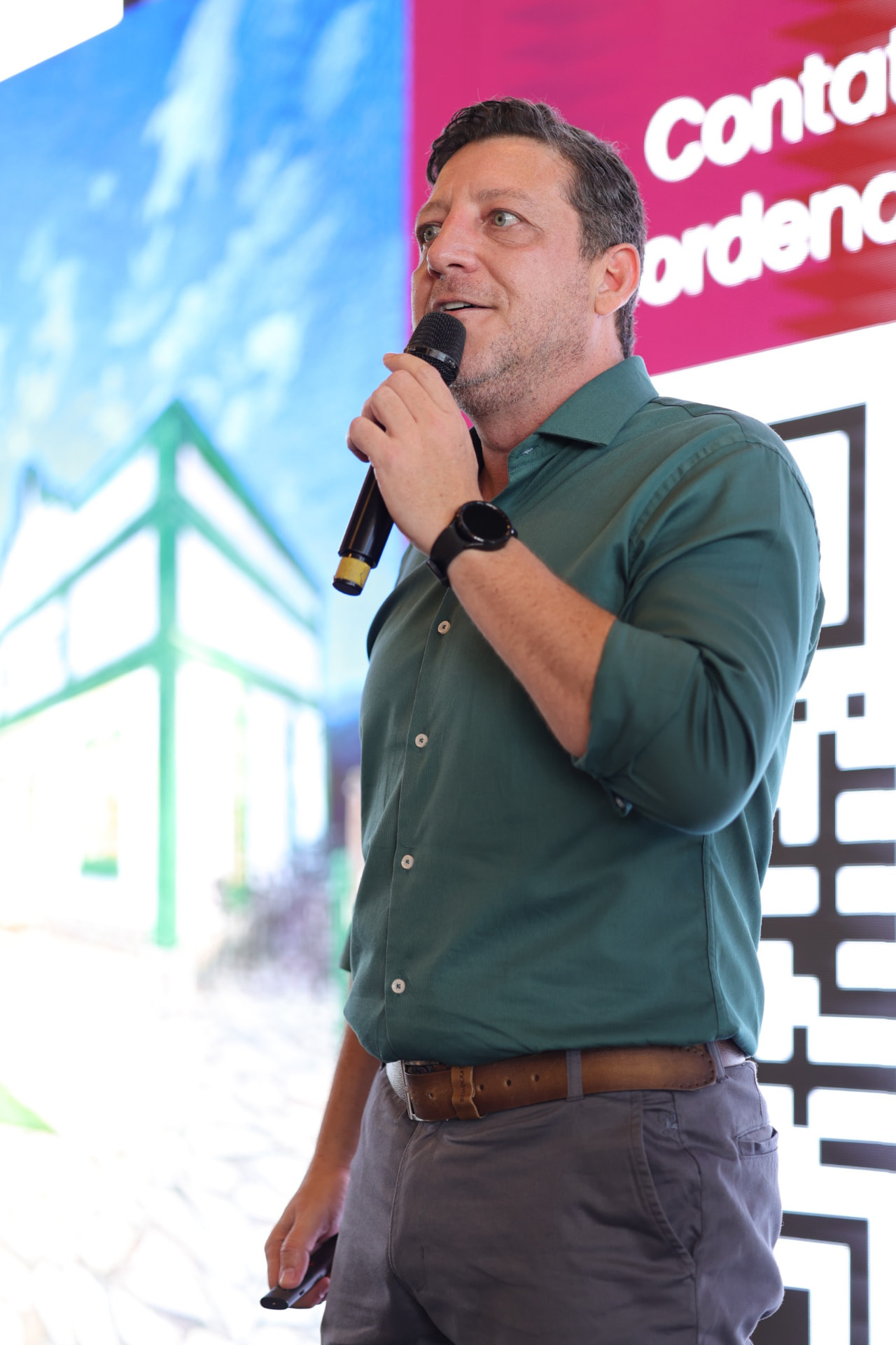 Roberio compartilhando conhecimento em um evento